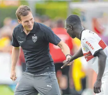  ?? FOTO: DPA ?? Trainer Hannes Wolf, hier mit Chadrac Akolo (re.), muss sich im DFB-Pokal-Spiel an einiges gewöhnen.