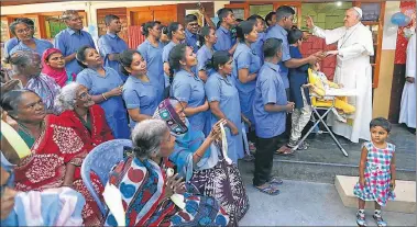  ?? FOTOS: AFP Y ANSA ?? HOSPITAL. Una de sus últimas actividade­s fue en un centro de salud de la orden de la Madre Teresa.