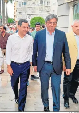  ?? J. M. CABEZAS ?? Juanma Moreno y Sergio Velasco, en su paseo por la Matallana.