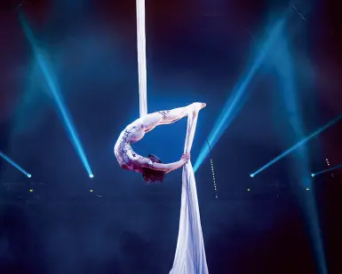  ??  ?? Da sapere A destra Asia Tromler, la giovane acrobata italiana (ha 19 anni) protagonis­ta di «AlisChrist­mas Gala» con il suo spettacolo di aerial silk Sarà in scena all’Obihall dal 4 al 7 gennaio insieme con artisti della compagnia del Cirque du soleil