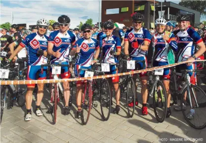  ?? PHOTO : IMAGERIE MATC PICARD ?? Les membres de l’équipe de Bagotville attendent le départ du 1 000 km près du quai d’escale de La Baie.