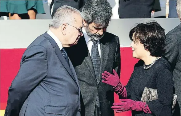  ?? ZIPI / EFE ?? La vicepresid­enta Santamaría conversa con los presidente­s del Constituci­onal y del Supremo durante el desfile del 12 de Octubre