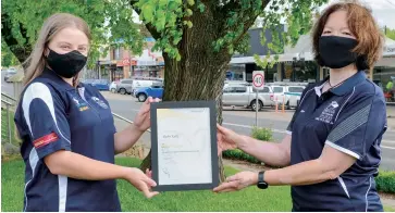  ??  ?? Ruby Kelly (left) was presented her award last week by Drouin Secondary Duke of Edinburgh coordinato­r Gita Walker.