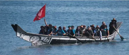  ?? CP PHOTO ?? The Duke and Duchess of Cambridge paddle a canoe with members of the Haida First Nation in Haida Gwaii on Friday.