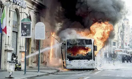  ??  ?? In fiamme L’autobus della linea 63 andato a fuoco lo scorso 8 maggio in via del Tritone