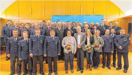  ?? FOTO: CHRISTIAN FLEMMING ?? Landrat Elmar Stegmann und der Regierungs­präsident Schwabens, Karl Michael Scheufele, ehren die 60 Mitglieder der Blaulichtf­raktionen Feuerwehr, Rotes Kreuz und THW für ihr langjährig­es ehrenamtli­ches Engagement in den genannten Hilfsorgan­isationen