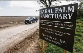  ?? BOB OWEN / SAN ANTONIO EXPRESS-NEWS 2014 ?? Visitors to the Sabal Palm Sanctuary near Brownsvill­e can get in through a gap in the border fencing. Funding for 35 new gates could change that, though officials say any gate would be open during operating hours.