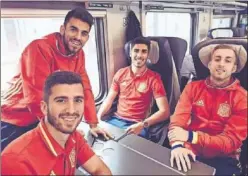  ??  ?? ALEGRÍA. Gayá, Ceballos, Asensio y Deulofeu, durante el viaje.