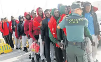  ??  ?? Migranti i izbjeglice otkrili su marokansko­španjolsku rutu nakon što je Rim počeo vraćati sve brodove prema Libiji