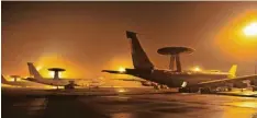  ?? Foto: dpa ?? Dieses Archivbild zeigt Awacs Aufklärung­sflugzeuge auf dem türkischen Nato Stütz punkt Konya in Anatolien.