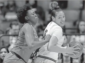  ?? Mark Humphrey / AP ?? Georgia’s Caliya Robinson (left) defends against South Carolina’s Alexis Jennings during the first half of Saturday’s semifinal game at the women’s Southeaste­rn Conference tournament in Nashville, Tenn.