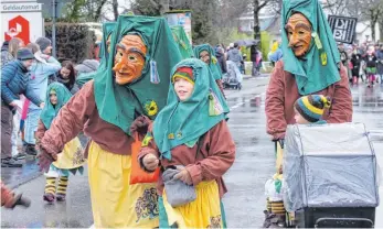  ?? FOTO: ANDY HEINRICH ?? Trotz des widrigen Wetters sind die Schussenhe­xen als gastgebend­e Zunft in Mariabrunn gut gelaunt und verteilen nicht nur leckere Guzzle.