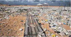  ?? FOTO: MARWAN NAAMANI/DPA ?? Angeschwem­mter Plastikmül­l am Mittelmeer­strand von Keserwan nördlich von Beirut.