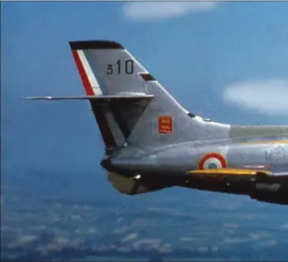  ?? MAURICE RABILLER ?? Encore porteur des flèches et saumons jaunes d’ailes du 1/30 Loire, son ancien escadron, le V2N n° 310 porte désormais les marques de l’ECTT 2/30 NormandieN­iémen.