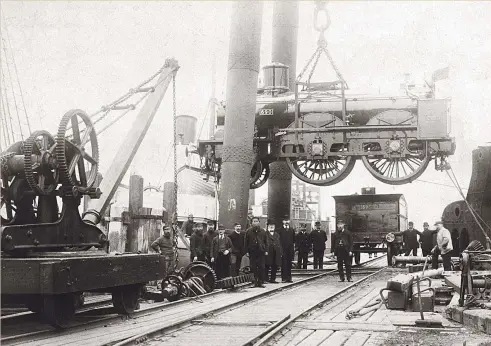  ?? GETTY ?? La locomotora N.º 690, construida en 1883 por Neilson & Co de Glasgow para el Chemin de Fer de l’Ouest, cargándola para su traslado a Francia