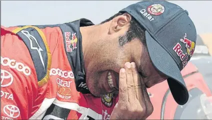  ?? FOTO: AP ?? El ‘príncipe’ qatarí Nasser Al Attiyah rompe a llorar al terminar la etapa Tercera corona en el Dakar para él y primera para Toyota