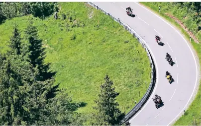  ?? FOTO: HILDENBRAN­D/DPA ?? In diesen Tagen beginnt die Motorrad-Saison und macht Landstraße­n wie hier den Jochpass in Bayern zu Biker-Paradiesen.