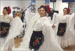  ?? DELGADO PHOTO ?? Las Flores del Valle Ballet Folklorico during their first performanc­e on Friday night. EDWIN