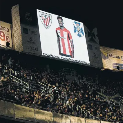  ?? FOTO: JUAN GARCÍA / LOF ?? Apoyo del Heliodoro
La imagen de Iñaki Williams salió en el videomarca­dor del estadio tinerfeño en el minuto 9 del partido