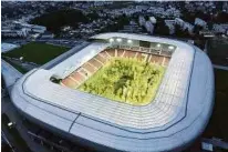  ?? FOR FOREST (2) ?? Bilder, die um die Welt gehen sollen: Im Wörthersee-Stadion treffen Stahl und Beton zwei Monate lang auf einen mitteleuro­päischen Wald