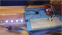  ??  ?? Unser Versuchsau­fbau noch ohne Schaltnetz­teil und mit einem kleinen Stück des LED-Streifens am Arduino Uno angebracht