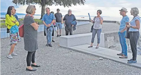  ?? FOTO: NATUR IN LINDAU/SCHNEIDER ?? Marion Voß führt interessie­rte Bürger über das Gartenscha­u-Gelände.