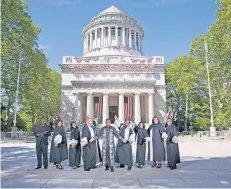  ?? FOTO: VERANSTALT­ER ?? Die Reverend Gregory M. Kelly’s Best of Harlem Gospel sind internatio­nal unterwegs. Am Donnerstag gastiert das Ensemble in Neumühl.