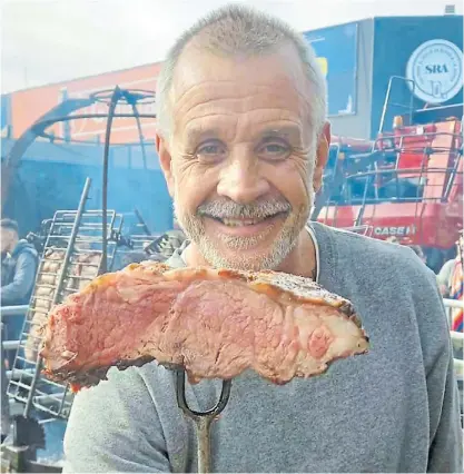  ?? ?? Con las manos en la masa. Petersen muestra un bife durante la última Expo Rural de Palermo.