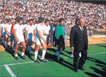  ??  ?? Bernabéu fue jugador blanco durante 16 temporadas. Luego se hizo cargo de la presidenci­a desde 1943 hasta su fallecimie­nto.