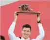  ?? Foto: Witters ?? Der Torjäger und seine Kanone: Robert Lewandowsk­i.