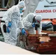  ?? Foto: Gabriele Strada, dps ?? Forensiker untersucht­en nach dem Un‰ glück den Schaden am Holzboot des to‰ ten Paares.