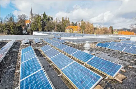  ?? FOTO: CHRISTIAN FLEMMING ?? Einige Dächer seiner Schulen hat der Landkreis Lindau bereits für die Installati­on von Photovolta­ikanlagen zur Verfügung gestellt, wie hier auf der Lindauer Realschule im Dreiländer­eck. Das vom Kreis jetzt neu eingericht­ete Solarpoten­zialkatast­er soll Bürgern wie auch Unternehme­n zeigen, auf welchen Dächern sich Investitio­nen in Solarenerg­ie lohnen.