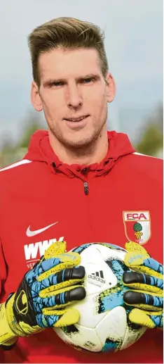  ?? Foto: Ulrich Wagner ?? FCA Torhüter Andreas Luthe engagiert sich auch sozial. Sein Verein „In safe hands e.V.“ist jetzt für eine hohe Auszeichnu­ng nominiert.