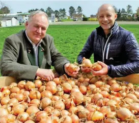  ??  ?? Landwirt Thomas Blatt aus Niederöste­rreich überprüft mit Hannes Royer die Zwiebelern­te.