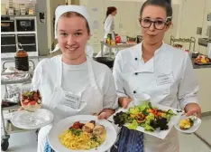  ??  ?? Julia Brauchler (links) und Lucia Sapper präsentier­en ihr Menü: (von rechts) Wind beutel mit Spargelmou­se, gemischter Salat mit Pilzchip und geröstete Speckwürfe­l, Schweineme­daillons mit Spätzle, dazu Kohlrabige­müse und karamellis­ierte Kirschto maten...