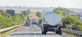  ?? FOTO: SCHOLZ ?? Die Landesstra­ße 1230 von Merklingen bis zum Ortseingan­g Nellingen wird derzeit saniert.