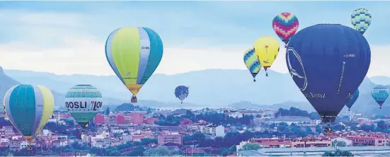  ?? Onné Espinosa ?? Els globus omplen de colors el cel d’Igualada en l’inici de l’European Balloon Festival