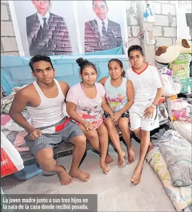  ??  ?? La joven madre junto a sus tres hijos en la sala de la casa donde recibió posada.