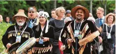  ?? Foto: D. Mackinnon, afp ?? Indigene Trommler führen die Teilnehmer des G7 Treffens zum Abendessen. Hinter den Kulissen war die Stimmung deutlich weniger ausgelasse­n.
