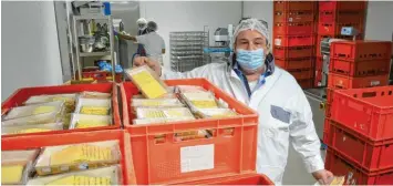  ?? Fotos: Angela Häusler ?? Seniorchef Walter Herzog präsentier­t den mithilfe der neuen Maschine eingepackt­en Käse in Schießen.