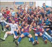  ??  ?? El Llagostera celebra el ascenso a la Primera RFEF.