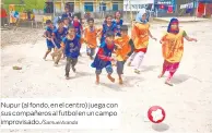  ?? /Samuel Aranda ?? Nupur (al fondo, en el centro) juega con sus compañeros al futbol en un campo improvisad­o.