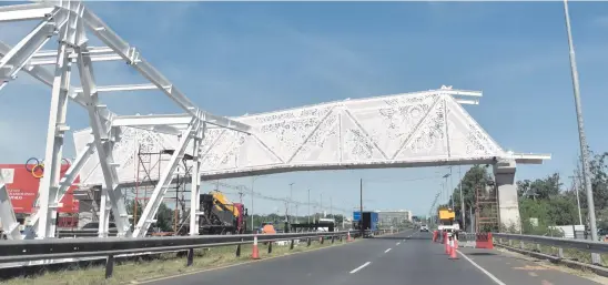  ??  ?? El paso peatonal que construye la superprove­edora no tiene nada que ver con el ñandutí, según artesanas. En la región, obras de mayor envergadur­a se hacen a precios muy inferiores.