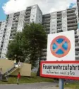  ?? Foto: Rumpenhors­t, dpa ?? In dieser Hochhaussi­edlung wurden die Retter attackiert.