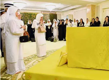  ?? Bernama ?? Final goodbye: Johor Permaisuri Raja Zarith Sofiah Sultan Idris Shah (third left) and Tengku Puan Pahang Tunku Azizah Aminah Maimunah Iskandaria­h Sultan Iskandar (second left) paying their respects to the late Raja Nor Mahani at Istana Ar-Ridzuan. —