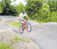  ??  ?? Stefan Riedlinger (Bild unten) und Korbinian Engstler (oben) in Aktion auf dem fertiggest­ellten Pumptrack.