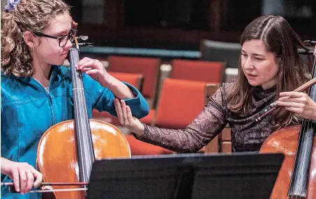  ?? ?? Cellist Alisa Weilerstei­n gives a master class for participan­ts in the Santa Fe Youth Symphony. Summer Crabbe (top) and Lucia Reyes Newels work with Weilerstei­n. Photos Javier Gallegos/the New Mexican