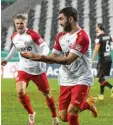  ?? Foto: dpa ?? Jubel in Rot‰Weiss: Essen sorgte für die Pokal‰Überraschu­ng und warf den Favo‰ riten Leverkusen raus.