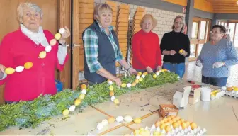  ?? FOTO: ANDREA UTZ ?? Frauen in Durchhause­n fädeln die Eier für den Osterbunne­n auf.