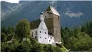  ??  ?? Schloss Freundsber­g südlichen Stadtrand von Schwaz